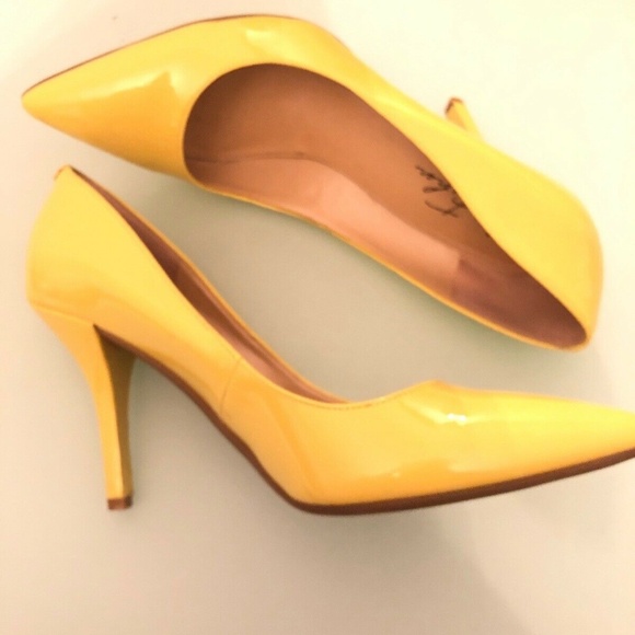 Marc Fisher Yellow Pumps Size 9M - Picture 3 of 7
